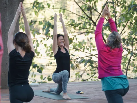 ໂຍຄະ, ນັ່ງສະມາທິ & ອາຫານເຊົ້າ