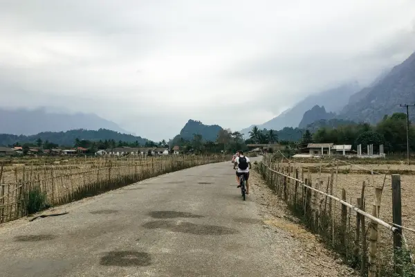 ປັ່ນລົດຖີບທ່ຽວເມືອງວັງວຽງ, ທ່ຽວຊົມໝູ່ບ້ານຊົນເຜົ່າ, ຖ້ຳ ແລະ ບລູລາກູນ