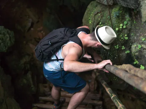 ทัวร์ถ้ำในวังเวียงและพายเรือคายัค