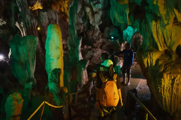 全天皮划艇 > 天使洞穴 > 在潭楼洞穴内橡皮艇和午餐