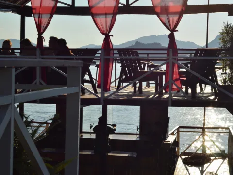 ລ່ອງເຮືອໄປນ້ຳຕົກຕາດກວາງຊີ ພ້ອມກັບຮັບປະທານເຂົ້າທ່ຽງກັບ ເຮືອ Khopfa