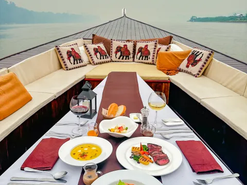 Photo From Facebook Page: ທ້ອງແຕກ" THONG TAEK "