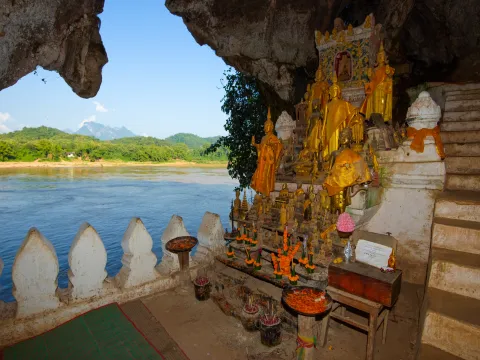 ล่องเรือครึ่งวันไปยังถ้ำปากอู (ออกเดินทางรอบเช้า)