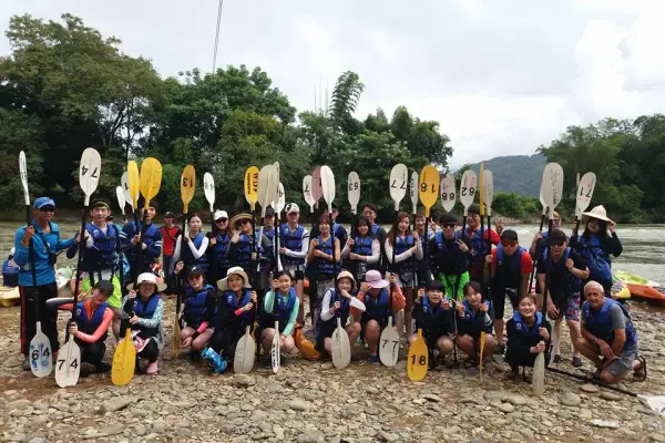 全天皮划艇 > 天使洞穴 > 在潭楼洞穴内橡皮艇 > 午餐 > 滑索 > 皮划艇