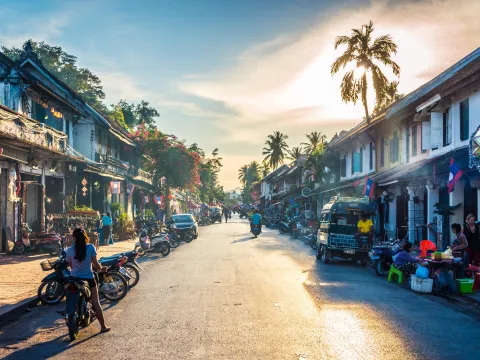 ປີ້ຍົນ ແລະ ທີ່ພັກ - ຫຼວງພະບາງ 4 ມື້ 3 ຄືນ (ຫ້ອງພລູວິລລ່າ)