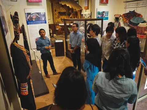 “แนะนำในการซื้อสินค้าหัตถกรรมพื้นบ้านในหลวงพระบาง” Hands-On Talk