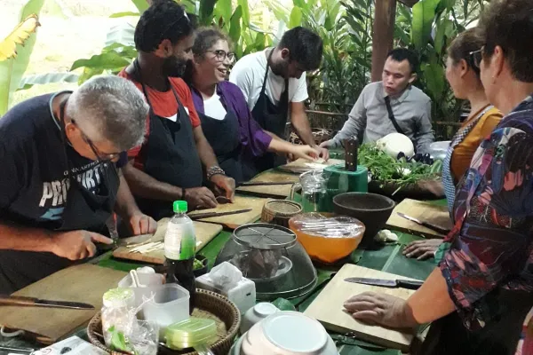 老撾當地家庭烹飪並將食物帶到寺廟