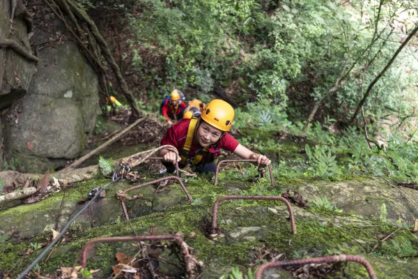 ทัวร์รถรีสอร์ท เดินป่า ปีนผา โหนสลิง บ้านต้นไม้ & โรยตัว