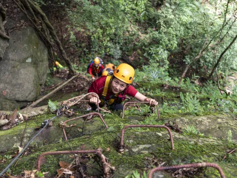 ทัวร์รถรีสอร์ท เดินป่า ปีนผา โหนสลิง บ้านต้นไม้ & โรยตัว