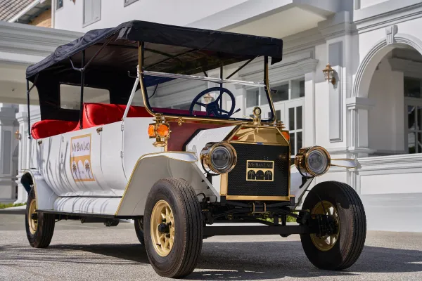 Private Airport Transfer in Luang Prabang By E-Vintage Car