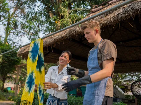 ผ้าพันคอไหมย้อมสีธรรมชาติ