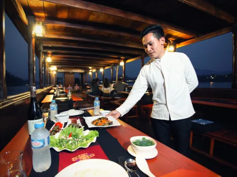 รับประทานอาหารเย็นบนเรือ